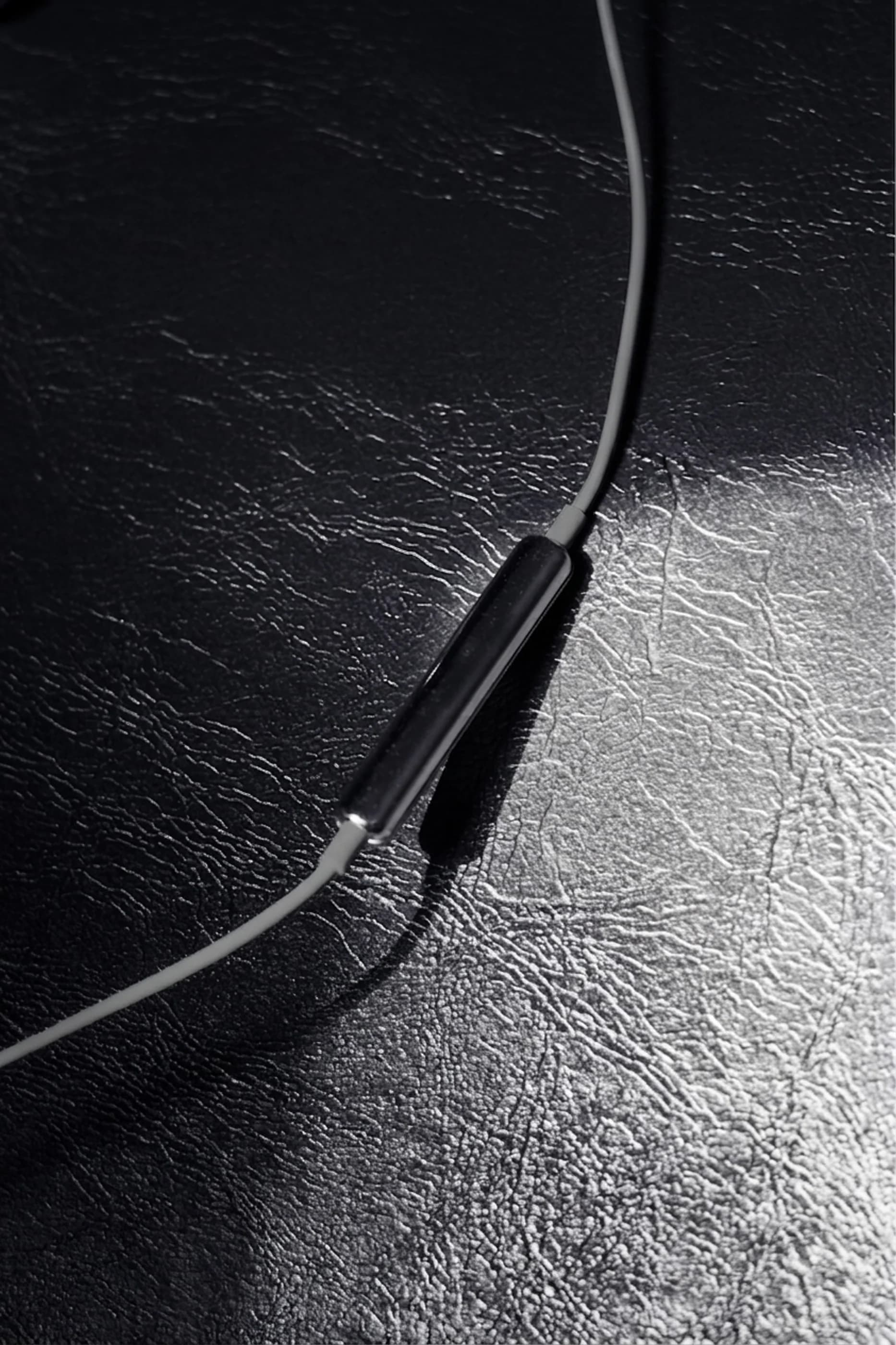 925 chrome wired earphones microphone detail